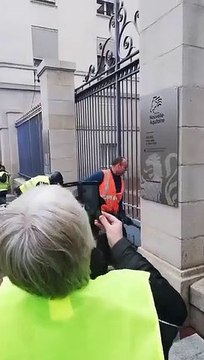Des Gilets Jaunes construisent un mur devant le Conseil Régional de Limoges