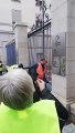 Des Gilets Jaunes construisent un mur devant le Conseil Régional de Limoges