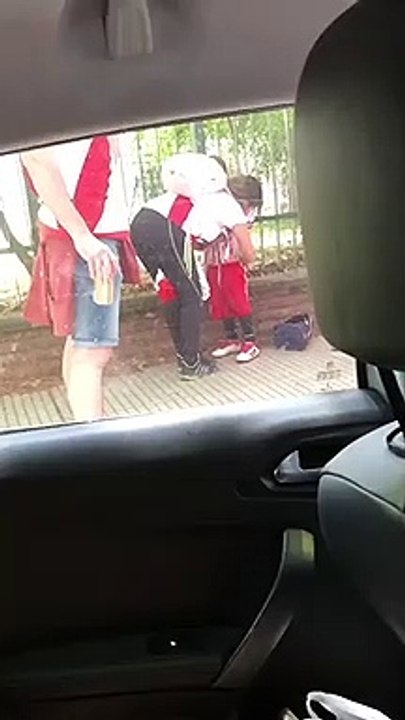 Elle cache des fumigènes sous le maillot de sa fille avant le match de River Plate et Boca Juniors