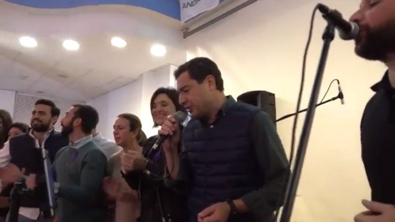 Juanma Moreno se sube al escenario y canta 'Cuando brilla el Sol', de La Guardia