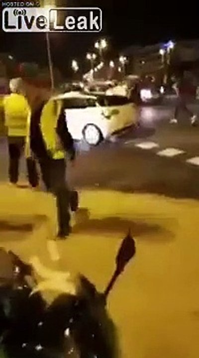 Il roule sur des Gilets Jaunes et fait marche arrière pour recommencer !