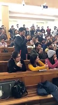 Quand ton prof fait une démo de danse en plein cours !