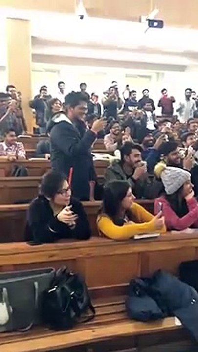 Quand ton prof fait une démo de danse en plein cours !