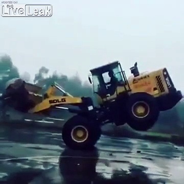 Il roule sur les roues avant de son tractopelle !