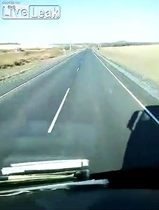 Le poteau électrique est construit au milieu de la route !