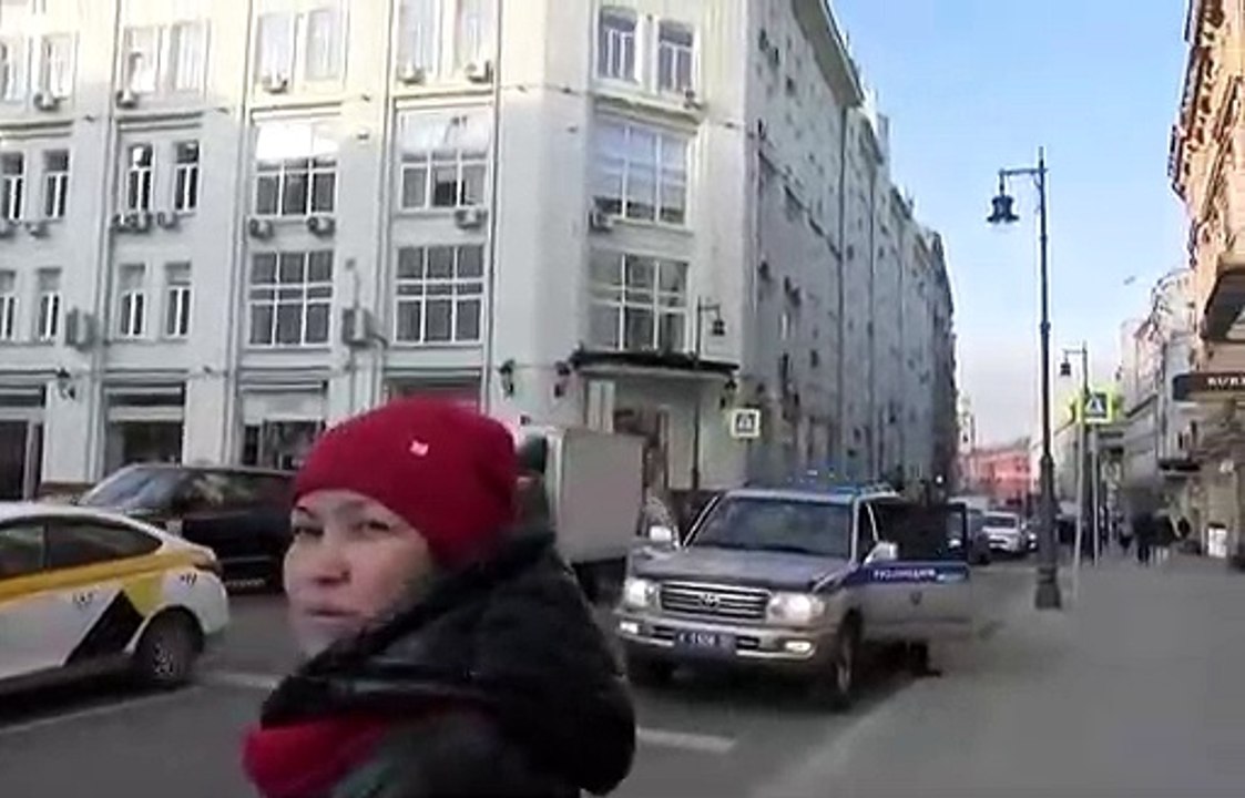 Полиция Подмосковья доставляет «VIP-персон» в магазин «GUCCI»