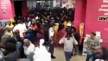 Gros bordel lors d'un Black Friday en Afrique.