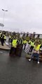 Quand 2 Gilets Jaunes montrent leurs fesses (Pontchâteau)