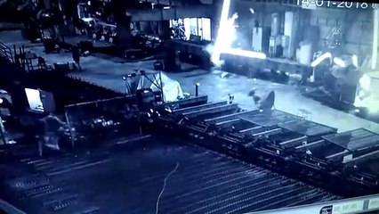 Quand un fil de métal en fusion s'échappe dans une aciérie !! Impressionnant