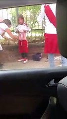 Cette maman planque des fumigènes sous le maillot de sa fille avant d'entrer au stade !