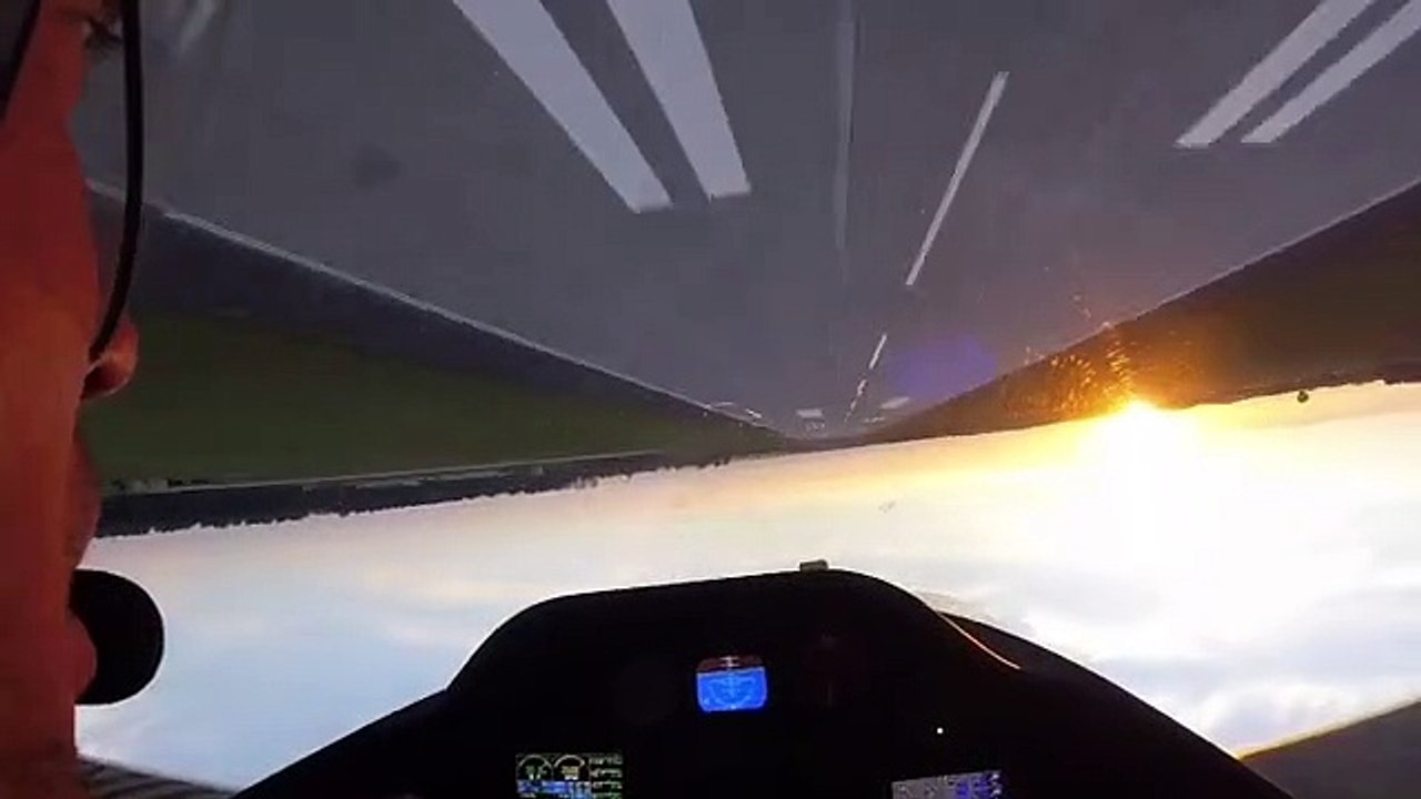 Un pilote de voltige aérienne réalise un vol en rase-motte inversé (Pologne)