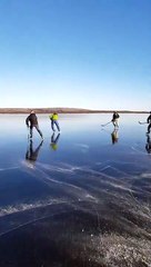 ¡Practican hockey sobre hielo en un lago helado!