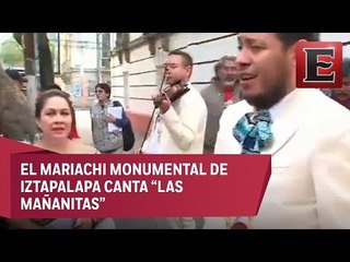 Simpatizantes le llevan serenata a López Obrador por su cumpleaños 65