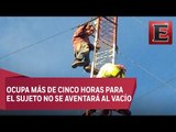 LO ÚLTIMO: Baja hombre que subió a antena y amenazó con arrojarse al vacío