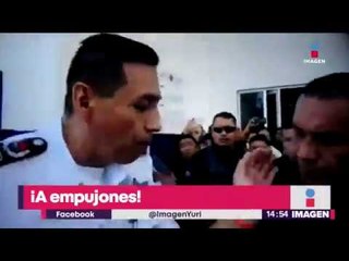 Policías de Cancún corren a empujones a su jefe | Noticias con Yuriria