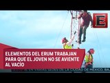 Rescatistas intentan bajar a hombre colgado de una antena