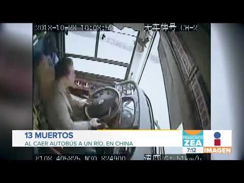 Mujer golpea a chofer de autobús, causa accidente, mueren 13 personas | Noticias con Zea