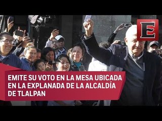 López Obrador acude a votar en la segunda consulta ciudadana
