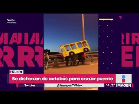 Cuatro rusos se disfrazan de autobús para cruzar un puente | Noticias con Yuriria Sierra