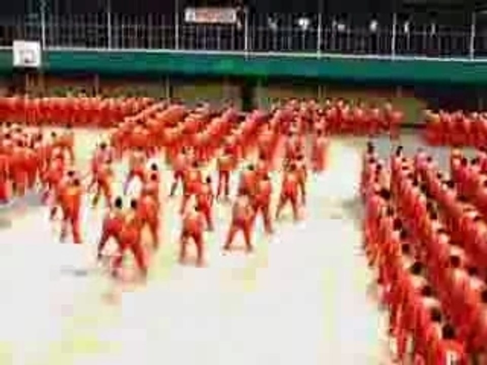 Häftlinge tanzen den 'Thriller'