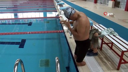 İki ayağını terörden kaybeden gazi, yüzerek hayata tutundu