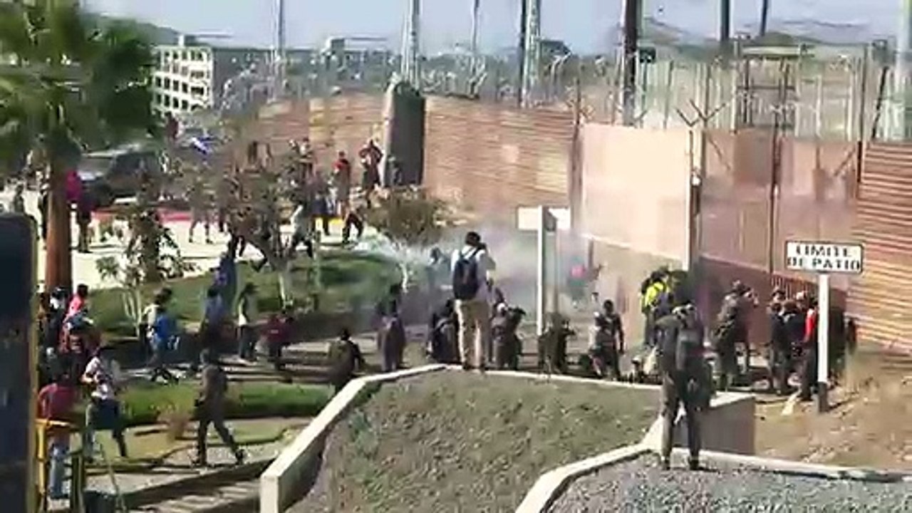 Migrant caravan: Hundreds rush border, tear gas fired