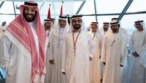 لحظة استقبال الشيخ محمد بن راشد لولي عهد السعودية الأمير محمد بن سلمان في حلبة مرسى ياس في أبوظبي