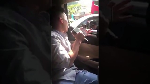 Thanh niên chạy theo xe hoa hát thánh ca Vợ người ta khiến cô dâu chú rể bối rối ra mặt