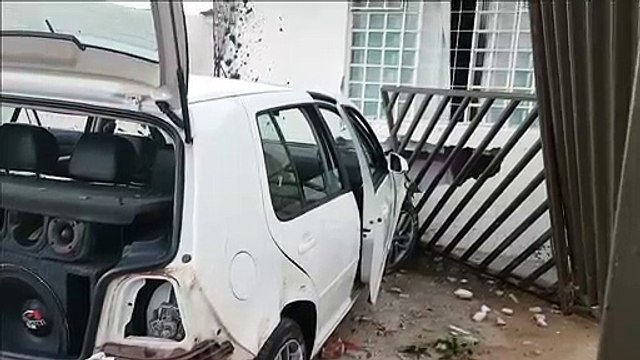 Motorista bêbado derruba casal da cama ao bater carro contra residência