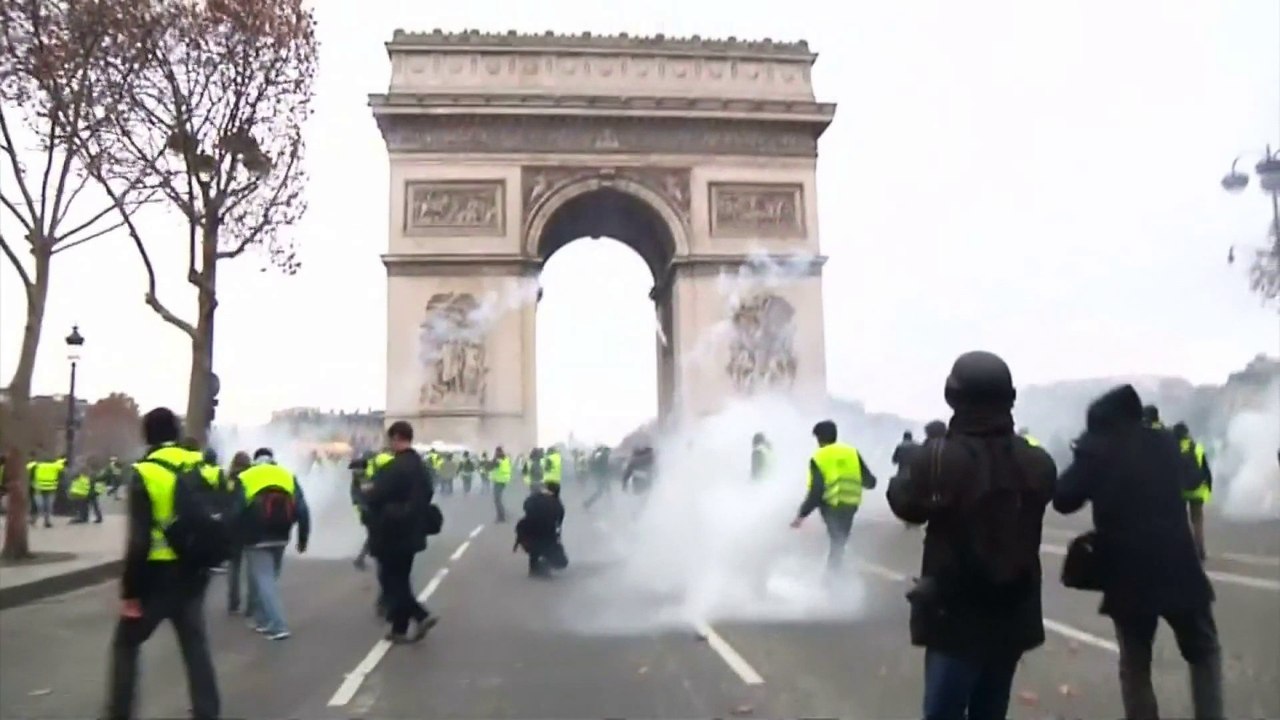 "On en avait autant devant que dans le dos." Présents sur les Champs-Élysées samedi, deux CRS racontent comment ils ont vécu les saccages