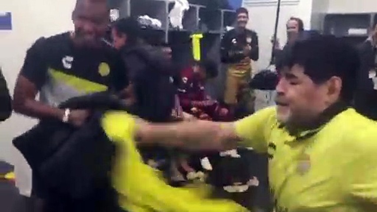 El baile de Maradona en el vestuario tras pasar a la final por el ascenso con el Dorados