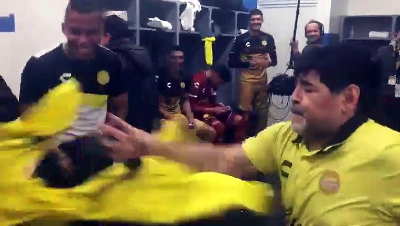 Quand Maradona offre une danse endiablée dans le vestiaire !