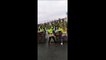 Deux femmes Gilets Jaunes baissent leur pantalon pour motiver les manifestants