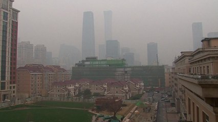 中 베이징 스모그로 몸살...북서부엔 모래 폭풍 / YTN