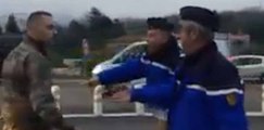 Des gendarmes arrêtent des militaires qui ont un gilet jaune sur le tableau de bord