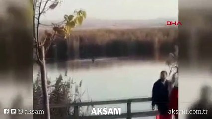 Devrilen sandaldan canını zor kurtardı