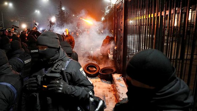 Russia-Ucraina: proteste e tensioni di fronte all'ambasciata russa a Kiev