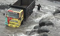 Sebuah Truk Pasir Terjebak Lahar Hujan Gunung Semeru