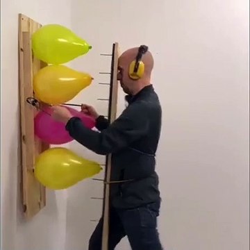 Un homme éclate plein d'objets avec des pics étranges