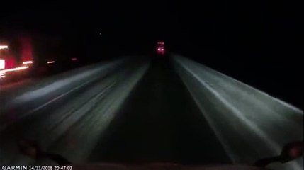 En pleine nuit le camion disparait devant lui et il ne peut rien faire