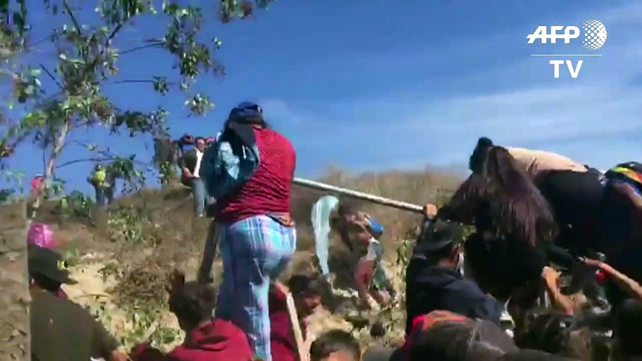 Migranten aus Mittelamerika stürmen die US-Grenze