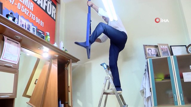 Yarasa Berber Görenleri Hayrete Düşürüyor, Tavandan Baş Aşağı Asılarak Tıraş Yapıyor