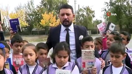 Minik öğrenciler şehir merkezine inip vatandaşlarla kitap okudu