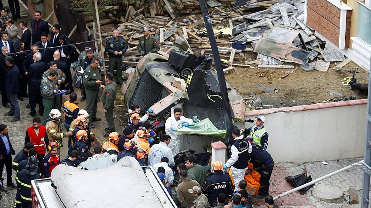 Hubschrauber stürzt auf wohngebiet in istanbul: 4 tote