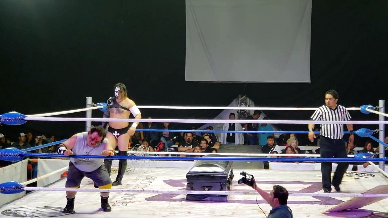 En plein match, un catcheur mexicain lance un parpaing sur son adversaire !