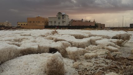 أهالي  دومة الجندل يحتفلون بتساقط  حبات البرد بطريقتهم الخاصة