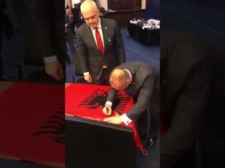 Pikante nga firmosja e marrëveshjeve, Rama i 'rrëmben' dorën Haradinajt