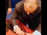 Kryemistrat Edi Rama dhe Ramush Haradinaj firmosin flamurin kuq e zi