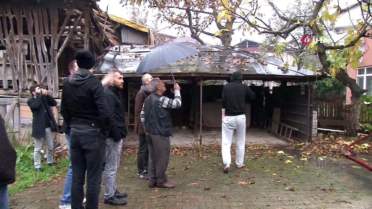 Yangına müdahale eden itfaiye eri duvardaki Türk bayrağı için seferber oldu