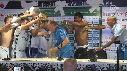 Télécharger la video: Felipão leva banho de jogadores do Palmeiras e ganha carinho de Deyverson